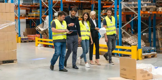 Hier werden Regale mit Schrägböden eingesetzt - Lagertechnik Direkt